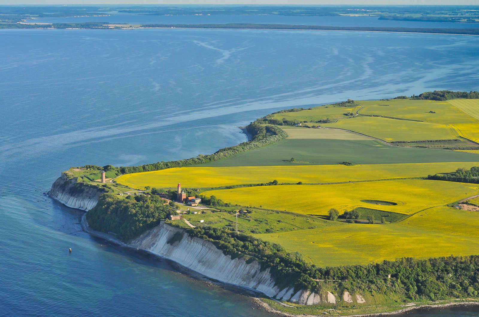 Luftbild von Kap Arkona mit Steilküste, Leuchttürmen und leuchtend gelben Rapsfeldern über der Ostsee