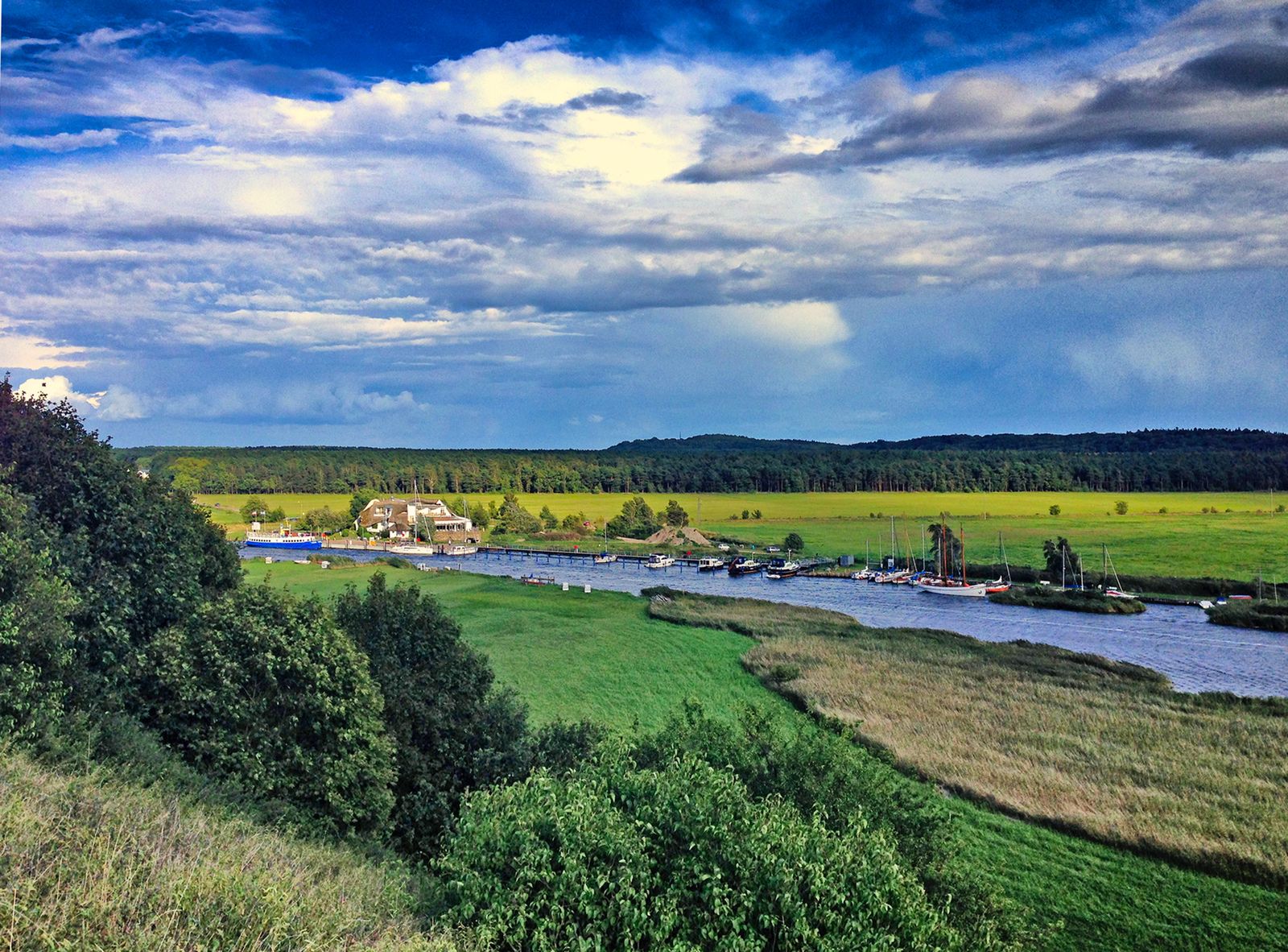 Blick von der Moritzburg über die Baaber Bek mit Booten am Bollwerk und weiten Wiesen