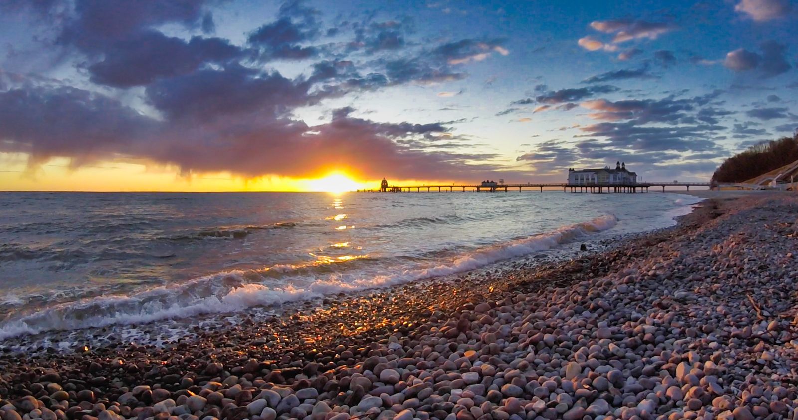 Sonnenaufgang über der Ostsee mit der Silhouette der Seebrücke Sellin